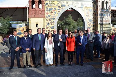 El presidente de la Junta de Extremadura, Guillermo Fernández Vara, inauguró ayer por la tarde el XXIX Salón del Jamón Ibérico de Jerez de los Caballeros.